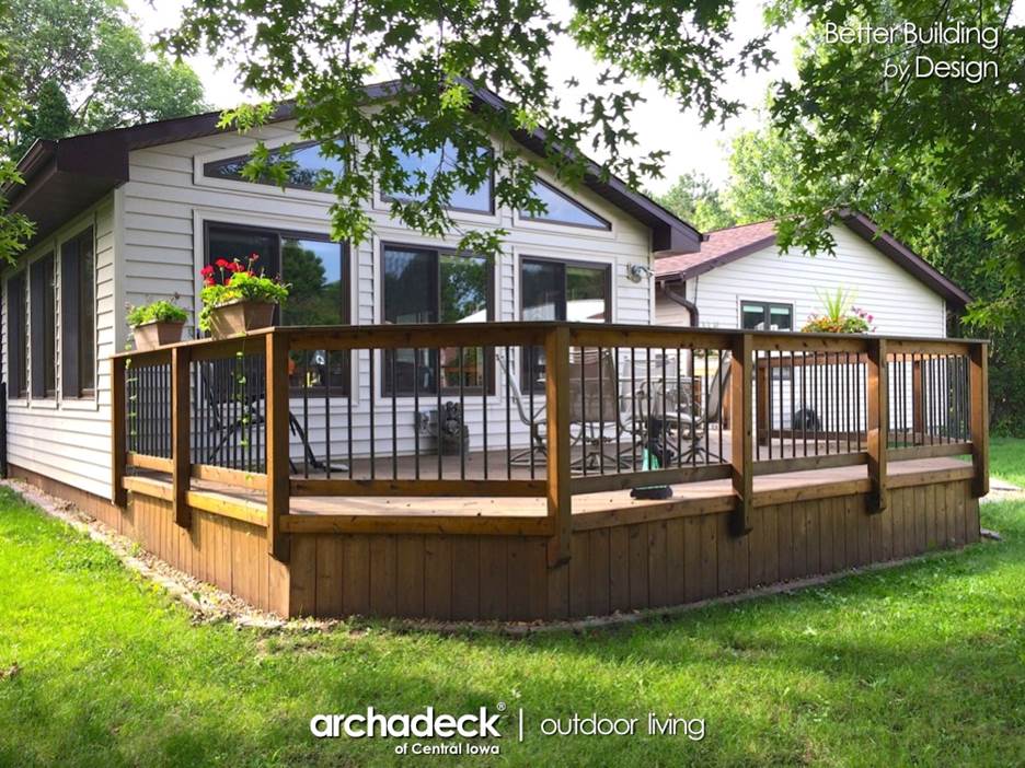 A deck with a fence around it

AI-generated content may be incorrect.